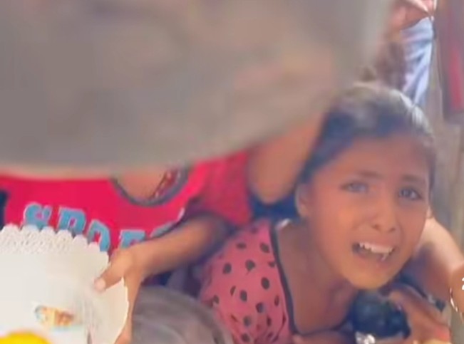 Anak-anak Palestina di Gaza berebut bantuan makanan. [Instagram]